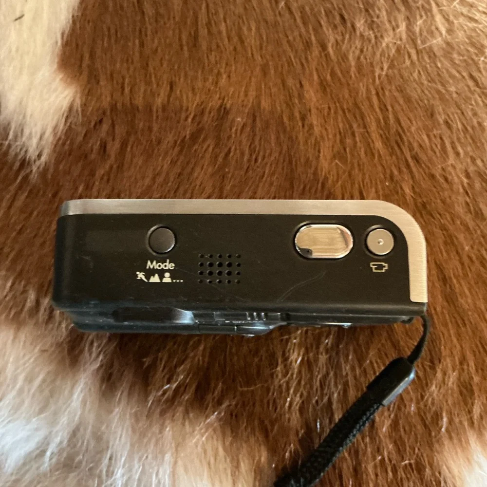 HP Photosmart R717 6.2MP Digital Camera, 3x Optical Zoom Read Description